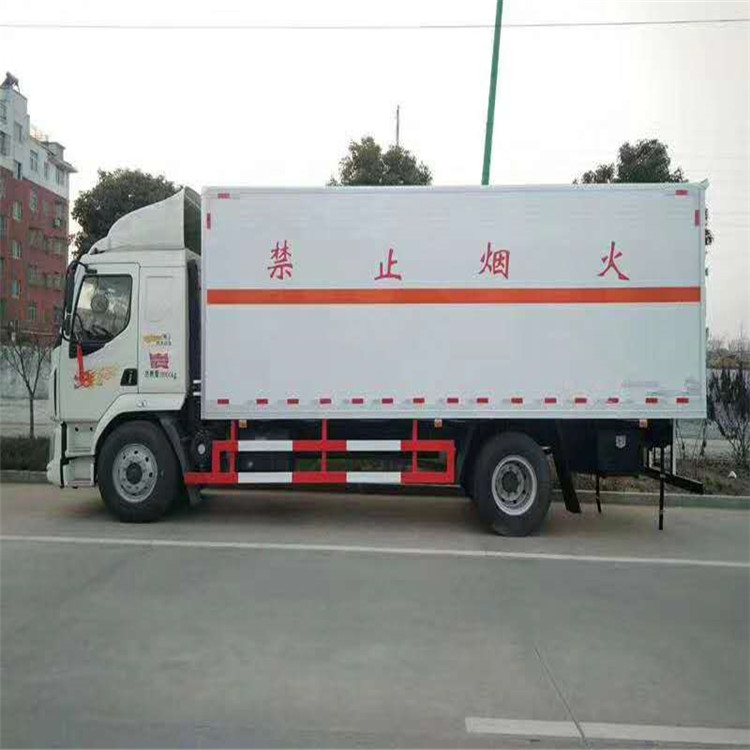 東風(fēng)柳汽10噸危險(xiǎn)廢物運(yùn)輸車側(cè)面.jpg 東風(fēng)柳汽10噸危險(xiǎn)廢物運(yùn)輸車側(cè)面.jpg
