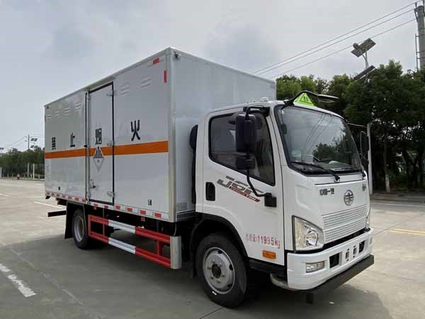國六解放5.2�?噸危險廢物運輸車.jpg